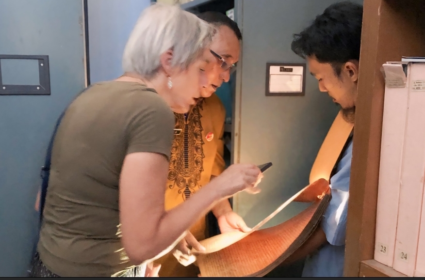 Penelusuran arsip kependudukan di Disdukcapil Kota Padang, Februari 2024 (Foto: Dok. Ego Arianto)