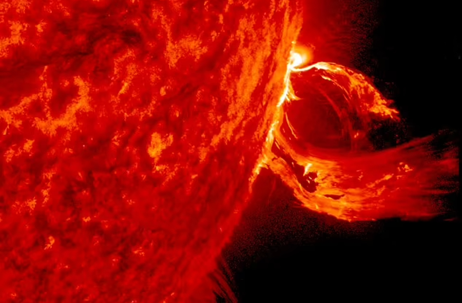 Lontaran massa korona (CME) matahari. Dalam foto, CME dari matahari, ditangkap oleh satelit Solar Dynamics Observatory NASA pada 17 Juni 2015. (Foto: NASA/ Dailymail)