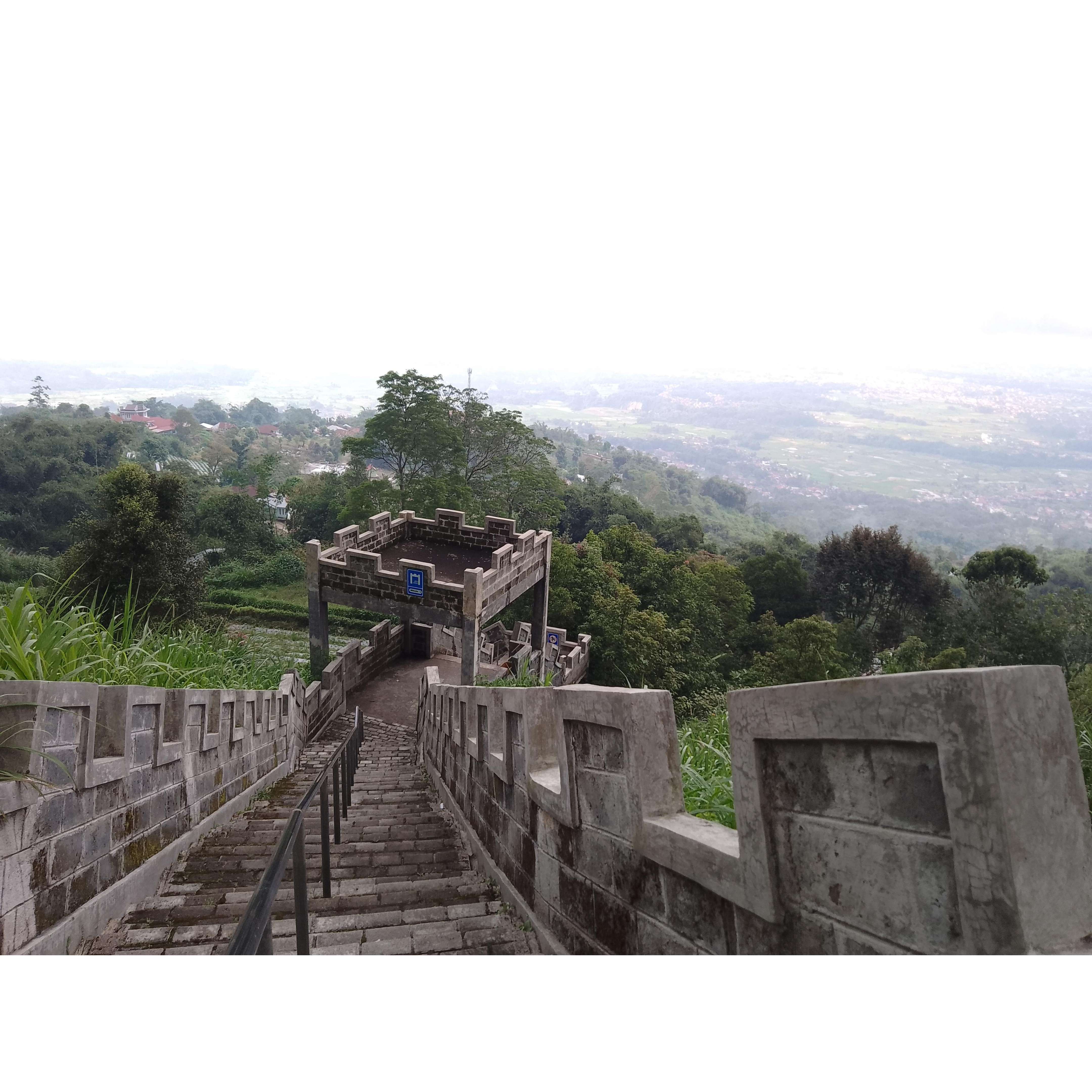 PEMANDANGAN yang bisa dilihat oleh pengunjung ketika sampai di puncak Sejuta Janjang Lereng Singgalang.(RIAN AFDOL/PADEK)