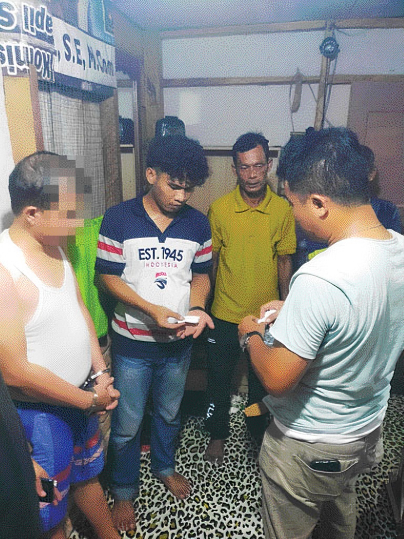 NARKOBA: Tim opsnal Satresnarkoba Polres Agam saat meringkus YY atas dugaan tindak penyalahgunaan narkoba di rumahnya di Jorong Kamparcan, Kenagarian Batukambing, Rabu (8/5).(HUMAS POLRES AGAM/PADEK)