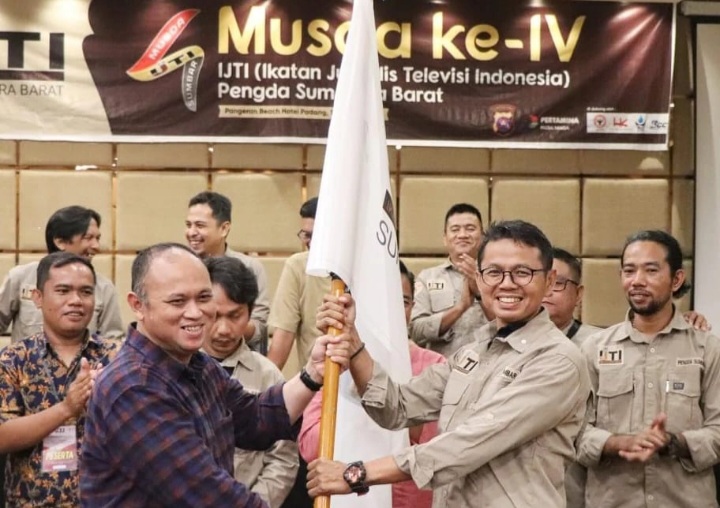 Ketua IJTI Herik Kurniawan saat serahkan Petaka kepada Ketua IJTI Sumbar Defri Mulyadi, dalam musda beberapa waktu lalu. (Dok IJTI)