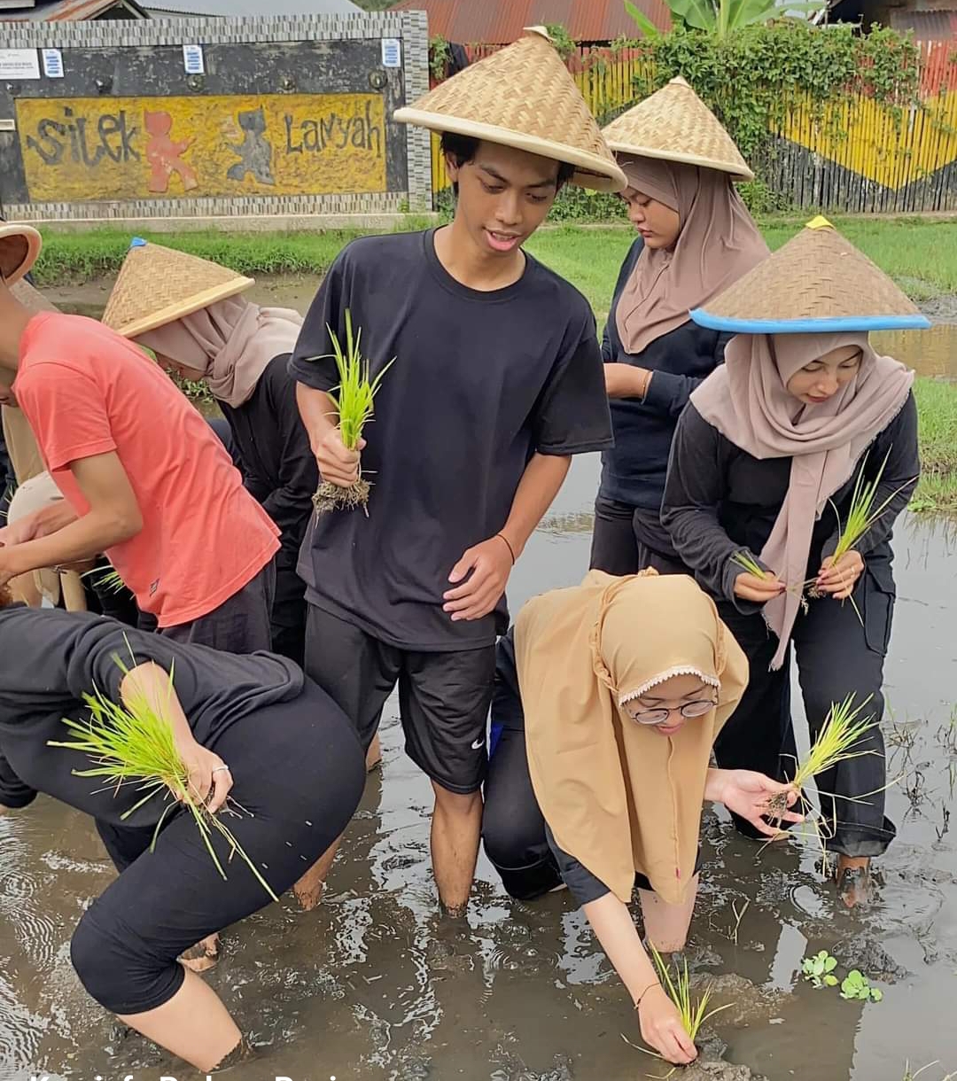 Mahasiswa program Pertukaran Mahasiswa Merdeka (PMM) Unand yang berasal dari berbagai daerah di Desa Wisata Kubu Gadang, Padangpanjang. (Foto: Diskominfo Padangpanjang)