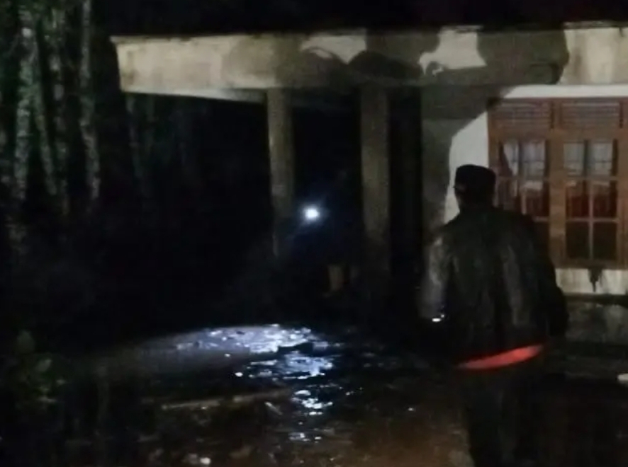Hujan deras disertai meluapnya Sungai Lubuk Mata Kucing pada Sabtu (11/5) malam, menyebabkan banjir di Kota Padangpanjang. (Foto: BPBD)