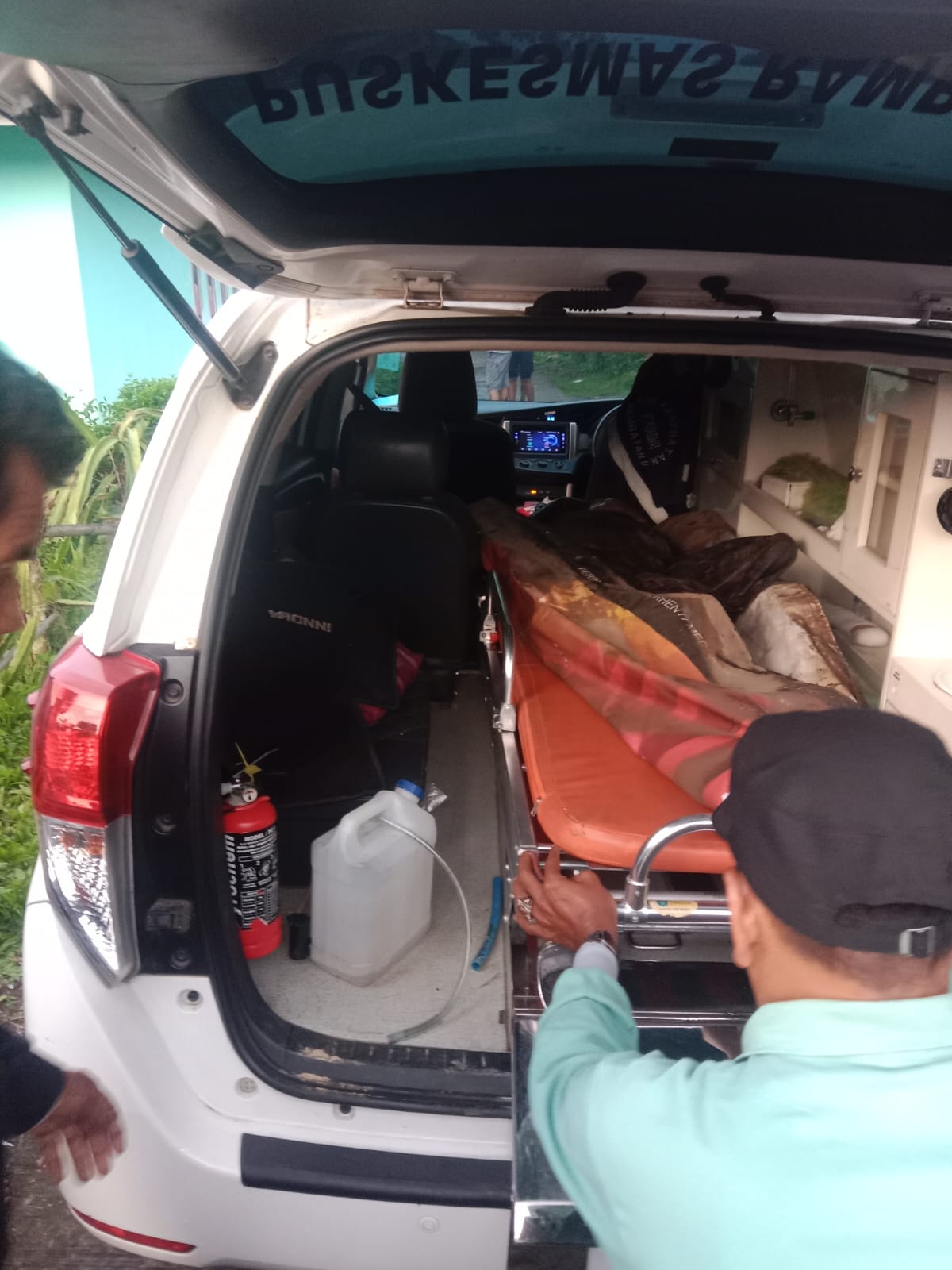 Tim SAR gabungan saat melakukan evakuasi terhadap salah seorang korban meninggal dunia akibat banjir bandang di Kabupaten Tanahdatar, Minggu (12/5).