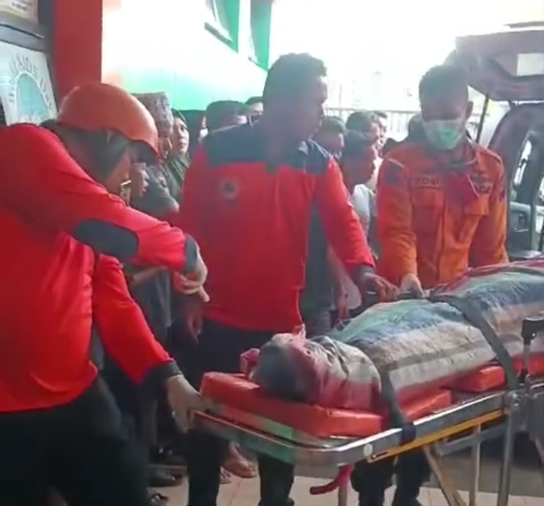 Tim BPBD Padangpariaman saat mengevakuasi salah seorang korban meninggal dunia diduga terbawa arus banjir bandang di Tanah datar yang ditemukan di Kayutanam beberapa waktu lalu.
