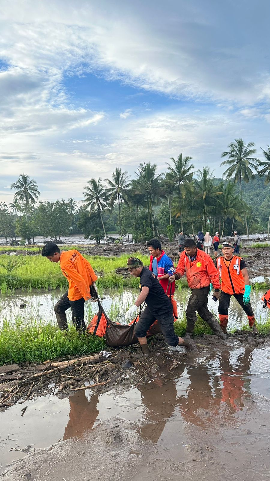 Petugas tim SAR gabungan saat mengevakuasi salah seorang korban meninggal akibat banjir bandang di Kabupaten Tanahdatar. (DOK BPBD TANAHDATAR)