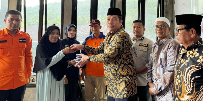 Harry Alexander memberikan bantuan kepada korban banjir dan air bah yang menerjang Nagari III Koto, Kecamatan Rambatan, Kabupaten Tanahdatar, Sabtu (11/5).