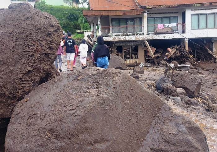 Batu-batu besar yang dibawa oleh banjir bandang atau galodo di Sungaipua Sabtu malam (11/5) malam.