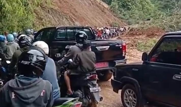 Kondisi di jalur Malalak yang longsor kemarin malam. Jalur alternatif masyarakat menuju Kota Bukittinggi.