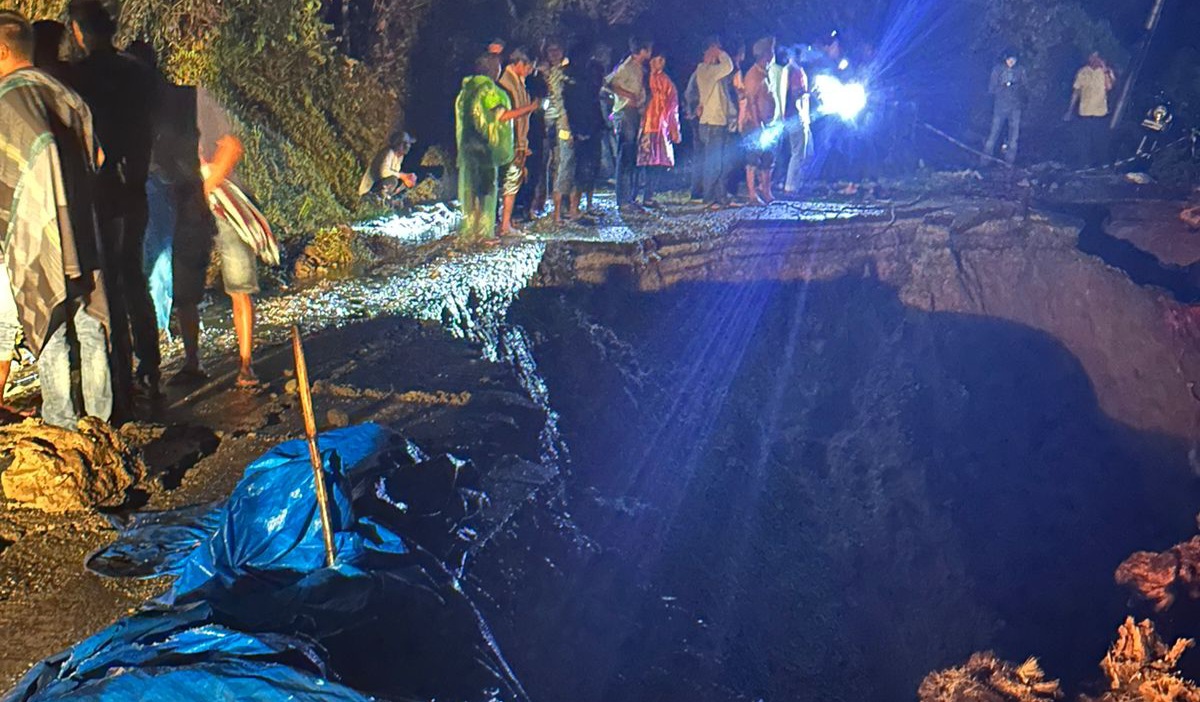 Jalan terban Senin malam ini (13/5) di Kecamatan Pantai Cermin, Kabupaten Solok.