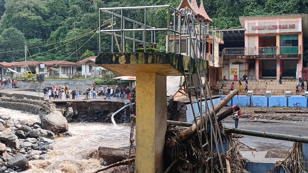 RUSAK: Kondisi Lubuk Matakucing yang parah akibat tergerus arus sungai, mengakibatkan pipa gravitasi Perumdam Tirta Serambi terbawa hanyut.(PERUMDAM TIRTA SERAMBI FOR PADEK)