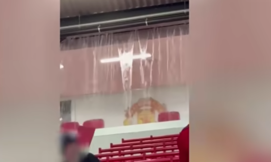 Hujan deras di Manchester memicu kebocoran dan banjir di tribun penonton serta ruang ganti tim Arsenal di Stadion Old Trafford.(Foto: tangkapan layar video Jason McKay/ Manchester Evening News)