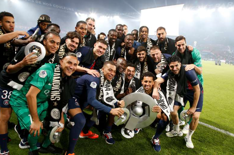 Mbappe  dkk tetap berpesta merayakan trofi juara Ligue 1 musim 2023-2024 meski dikalahkan Toulouse 1-3. (Foto: PSG Fr)