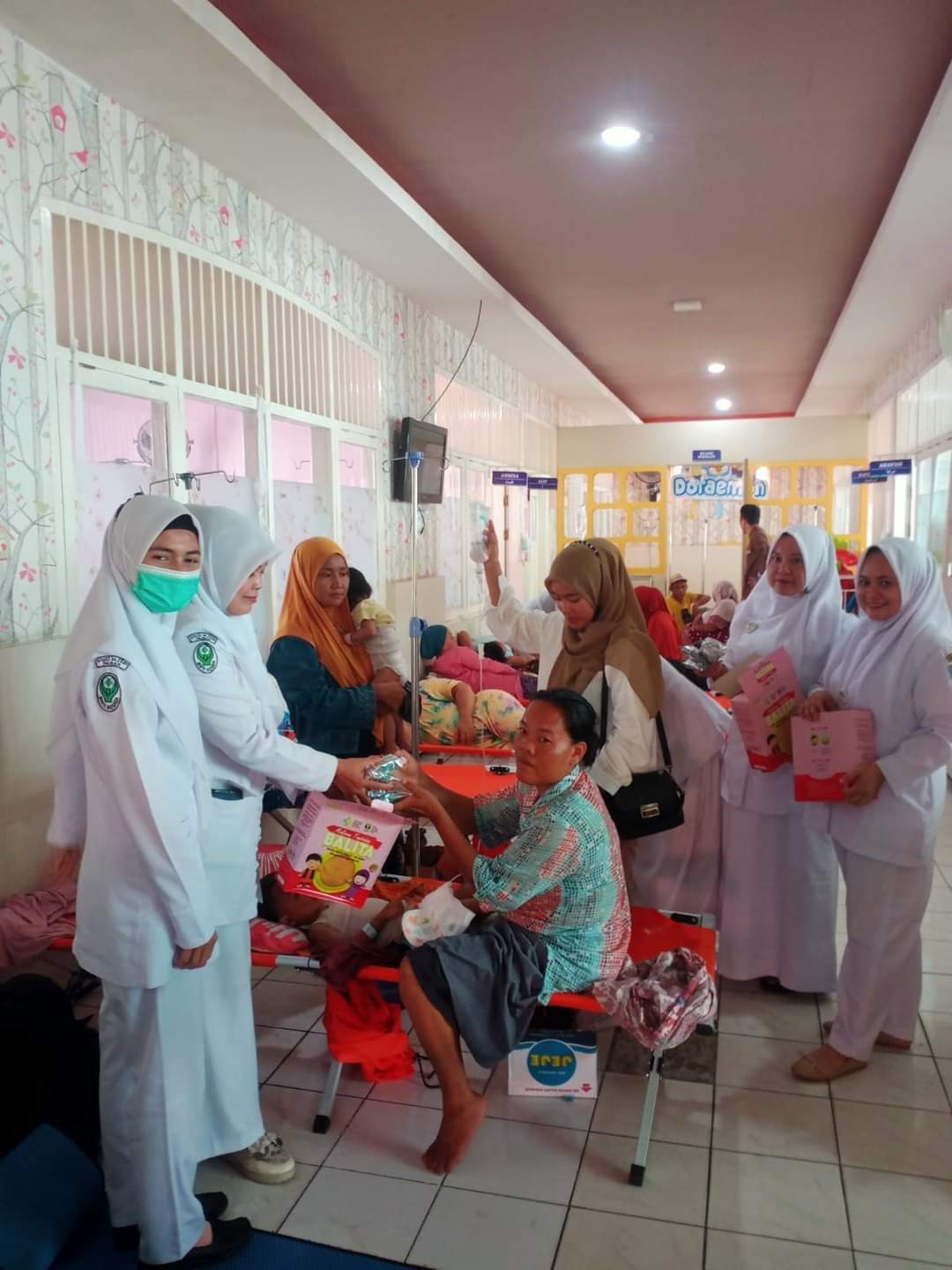 Petugas RSUD dr M Zein Painan, saat melakukan pelayanan serta memberikan makanan tambahan kepada pasien diare yang masih dalam perawatan di rumah sakit itu. (dok Diskominfo Pessel)