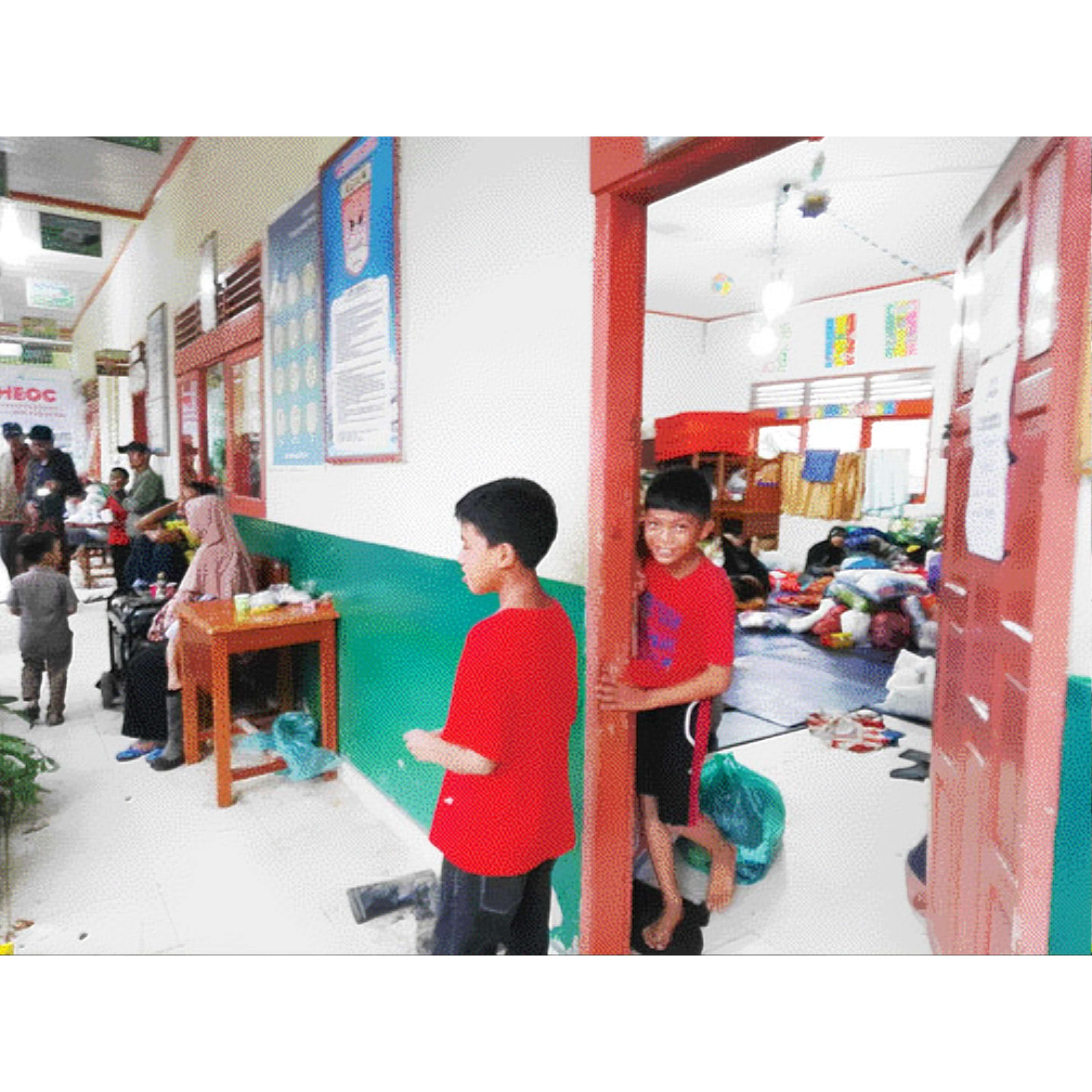 SEADANYA: Sejumlah korban galado mengungsi di SD 08 Kecamatan Canduang, Kabupaten Agam, Selasa (14/5).(RIAN AFDOLL/PADEK)