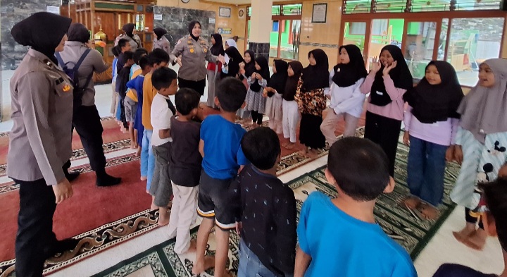 Trauma healing dari personil Polres Padangpanjang.