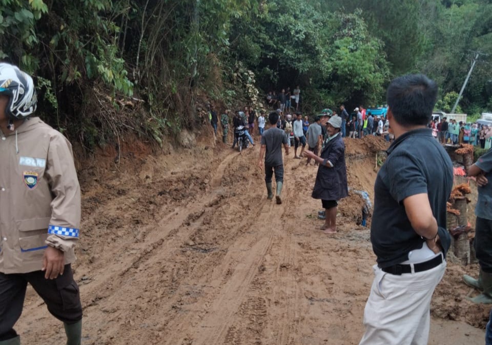 SUDAH LANCAR: Jalan terban di Nagari Lolo, Kecamatan Pantai Cermin, sudah bisa dilalui dengan sistem buka tutup, kemarin pagi.(DOK KECAMATAN PANTAI CERMIN FOR PADEK)