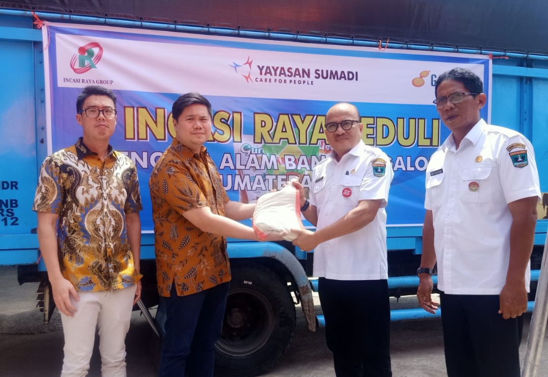 Direksi Incasi Raya Group, Erik Gunawan dan Andrew Gunawan menyerahkan bantuan untuk korban banjir bandang melalui BPBD Sumbar.