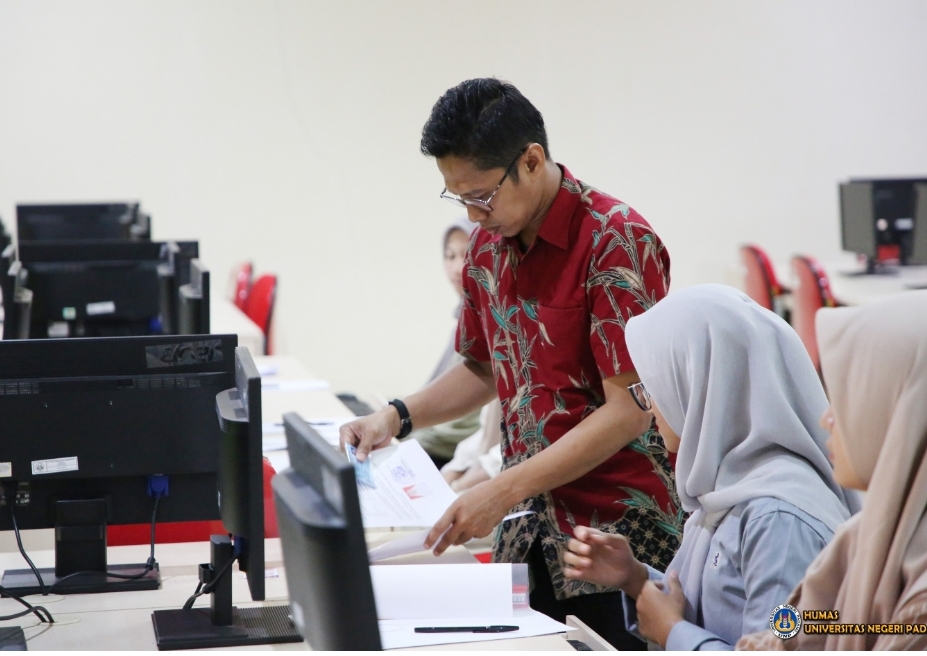 Calon mahasiswa ISI Padangpanjang terdampak banjir bandang ujian UTBK SNBT di UNP. (Foto: Humas UNP)