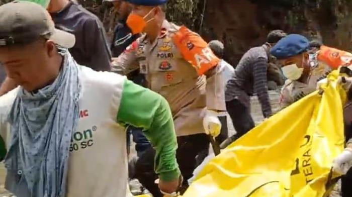 Korban banjir bandang yang ditemukan Rabu (15/5).