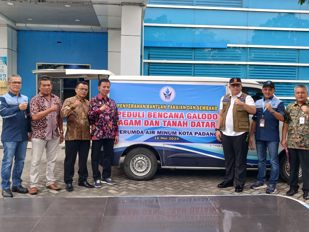 Pj Wako Padang Andree Algamar bersama direksi Perumda AM Padang melepas bantuan kemanusiaan untuk korban galodo Kabupaten Agam dan Tanahdatar, di halaman parkir Kantor Pusat Perumda AM Padang.