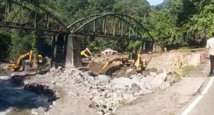 Proses pengerjaan jalan amblas di Lembag Anai dan Silaiang Tanahdatar.