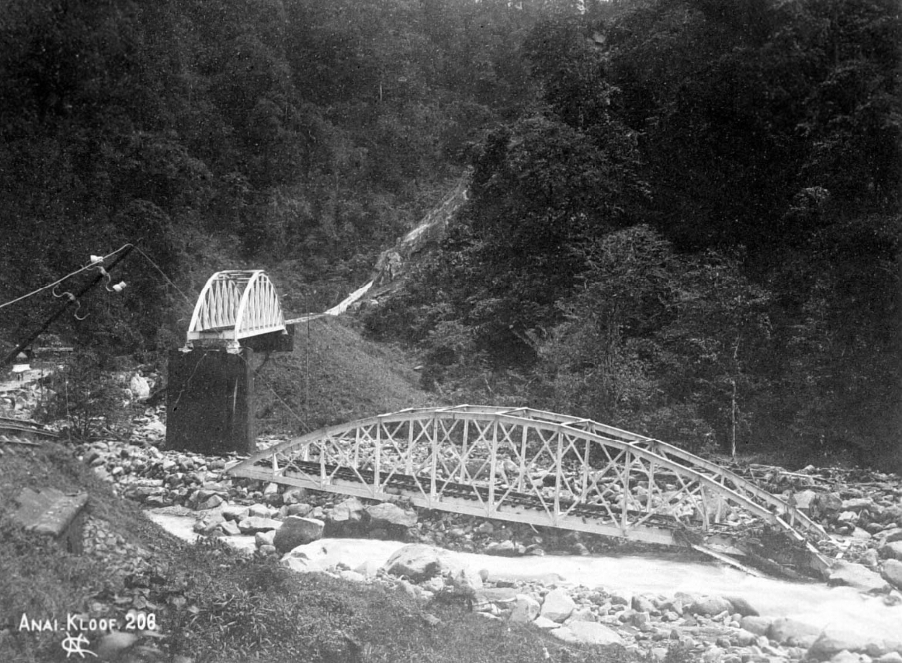 Ket foto:  Sebuah jembatan kereta api hanyut oleh banjir di Lembah Anai, 1892. (Sumber: KITLV)