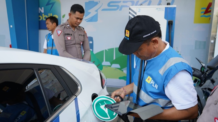 Petugas PLN tengah melakukan simulasi pengisian daya mobil listrik menjelang agenda World Water Forum (WWF) di Bali pada 18-25 Mei 2024.