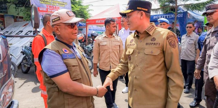 Bupati Padaman Sabar AS disambut Sekdakab Agam Edi Busti.