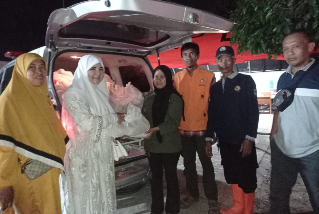 Anggota DPR RI Nevi Zuairina serahkan bantuan untuk korban banjir bandang di Kabupaten Agam.(Foto: Tim NZ)