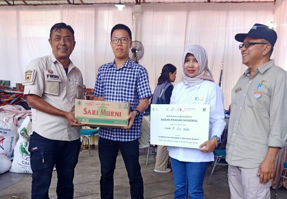 Perwakilan manajemen Incasi Raya Group Anton Wijaya menyerahkan bantuan minyak goreng untuk korban bencana di Tanahdatar. (Foto: Humas Incasi Raya)