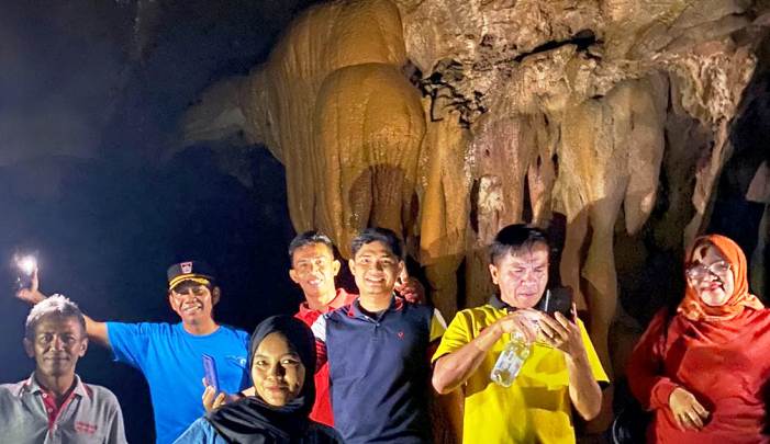 Tim ekspedisi Dinas Pariwisata Kota Padang saat berada di dalam Goa Kelelawar Padayo di daerah perbukitan Kelurahan Indarung, Kota Padang.