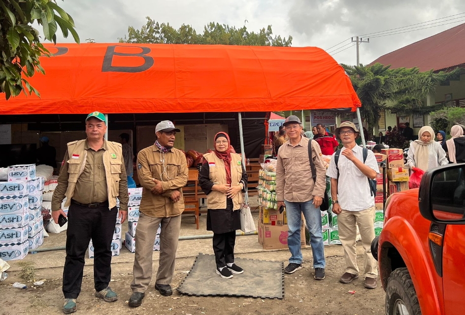 Tim Pusat Studi Bencana dan Pusat Tanggap Darurat ke lokasi terdampak banjir bandang lahar dingin. (Foto: Humas Unand)