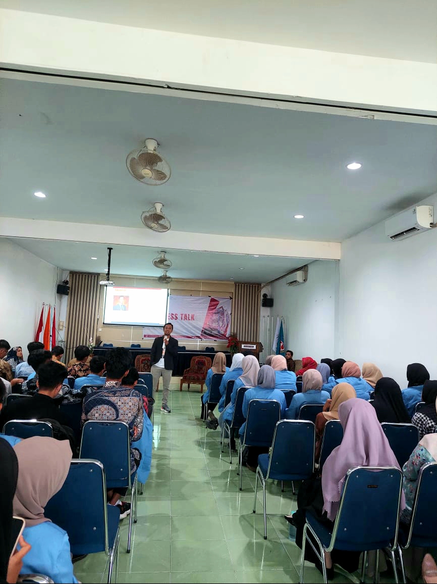 Suasana kegiatan Business Talk kedua bertajuk &rdquo;The Art of Entrepreneurship: From Idea to Excution&rdquo; bertempat di aula Universitas Adzkia, baru-baru ini.