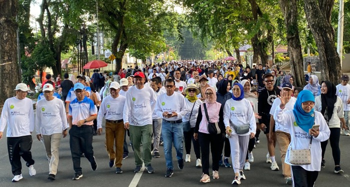 Ketua Dewan Pembina Yayasan Pendidikan Bung Hatta Prof Ganefri PhD didampingi Rektor Universitas Bung Hatta Prof Dr Diana Kartika pimpin langsung jalan santai Minggu pagi (19/5/2024).