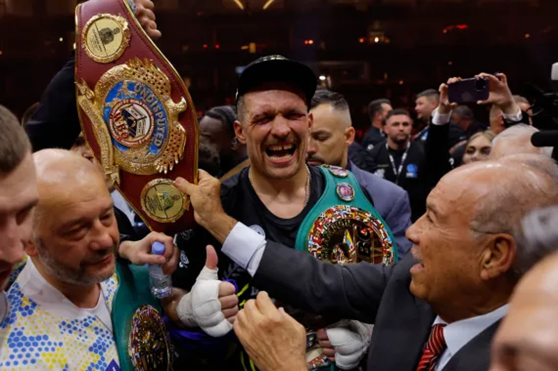 Oleksandr Usyk merayakan gelar juara dunia kelas berat setelah mengalahkan Tyson Fury. (Foto: Reuters)