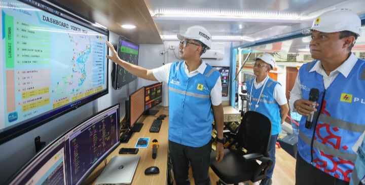Dirut PLN Darmawan Prasodjo didampingi Direktur Distribusi PLN, Adi Priyanto dan GM PLN UID Bali, I Wayan Udayana (kanan) meninjau pengamanan pasokan listrik KTT WWF di Bali.
