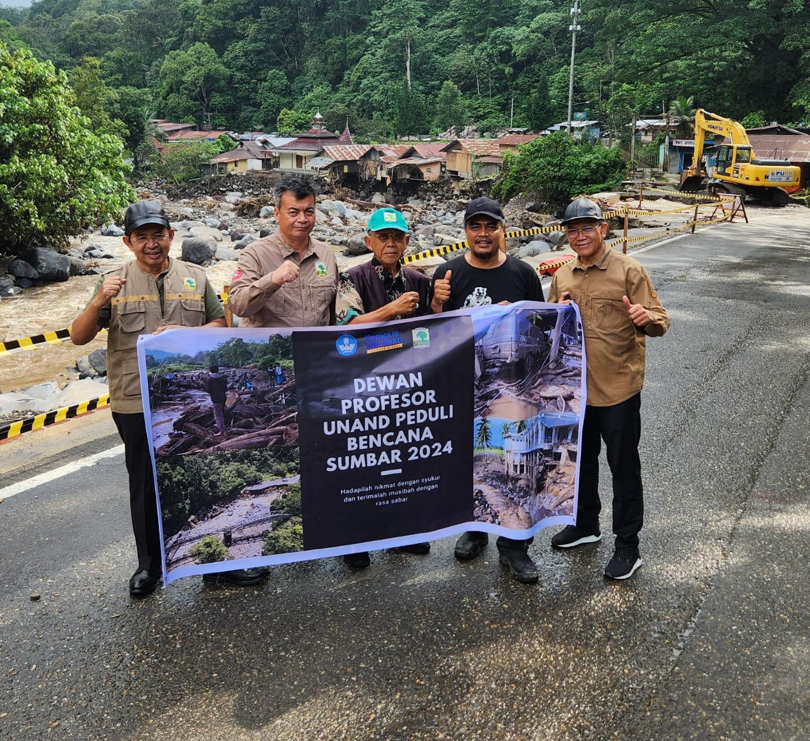 Kawal Pascabencana: Tim tanggap bencana Unand terjun ke lokasi bencana mengawal proses pascabanjir dingin Gunung Marapi Agam, kemarin.  (Humas Unand)