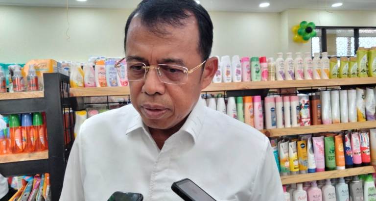 Ketua Majelis Rektor PTN Indonesia yang juga Rektor Universitas Negeri Padang, Prof Ganefri PhD, diwawancarai wartawan usai peresmian unit usaha baru, UNP Mart, di Kampus 3 UNP Ulu Gadut Kota Padang.