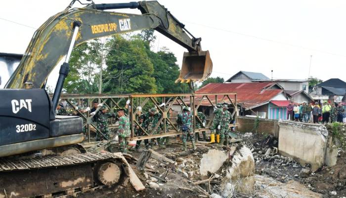 Pemasangan jembatan rangka baja pra-fabrikasi yang bersifat portabel di Simpang Bukik, Nagari Bukik Batabuah, Kecamatan Canduang, Kabupaten Agam, Minggu (19/5).