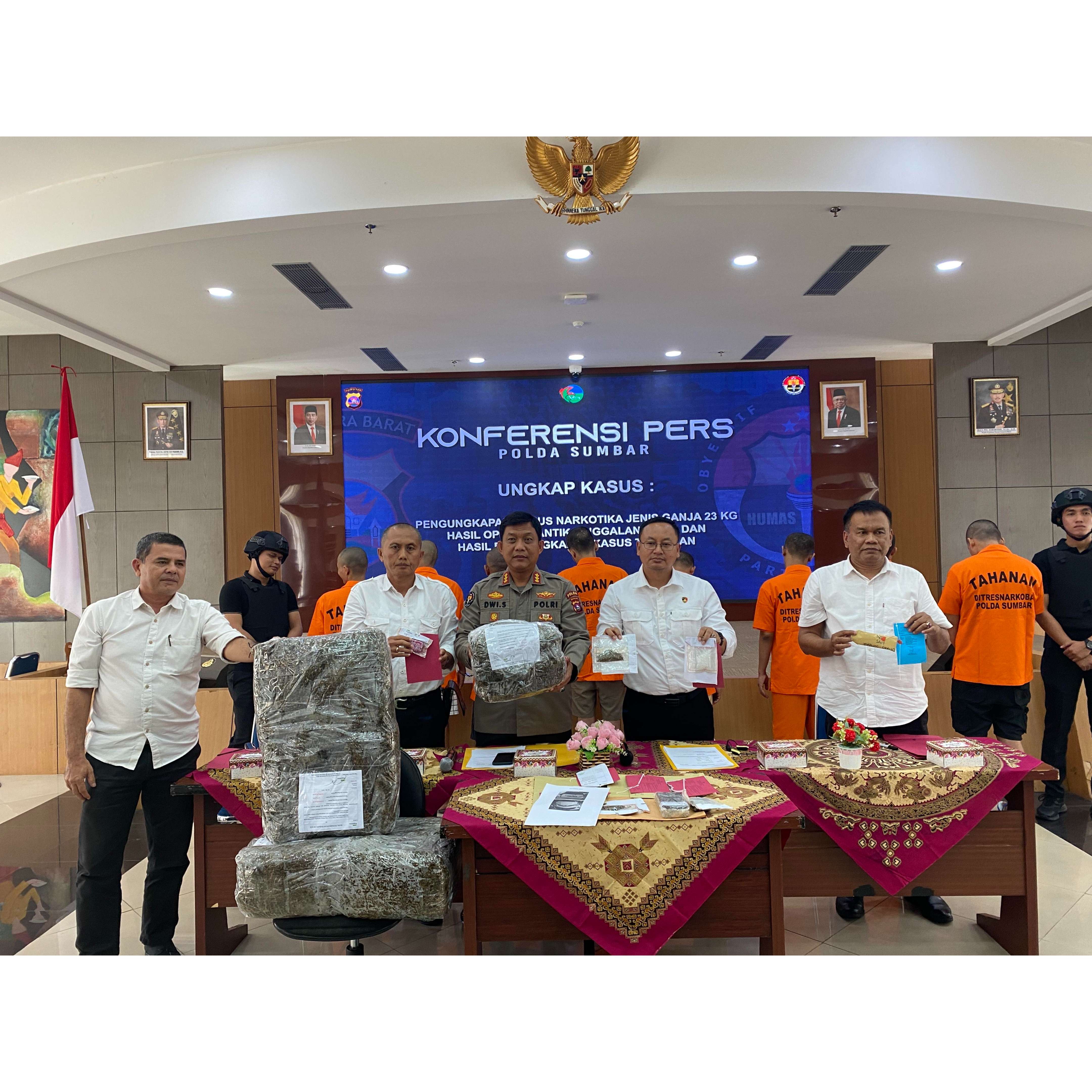 HASIL OPERASI: Kabid Humas Polda Sumbar Kombes Pol Dwi Sulistyawan memperlihatkan barang bukti hasil tangkapan selama Operasi Antik Singgalang 2024 di Mapolda Sumbar, kemarin.(SY RIDWAN/PADEK)