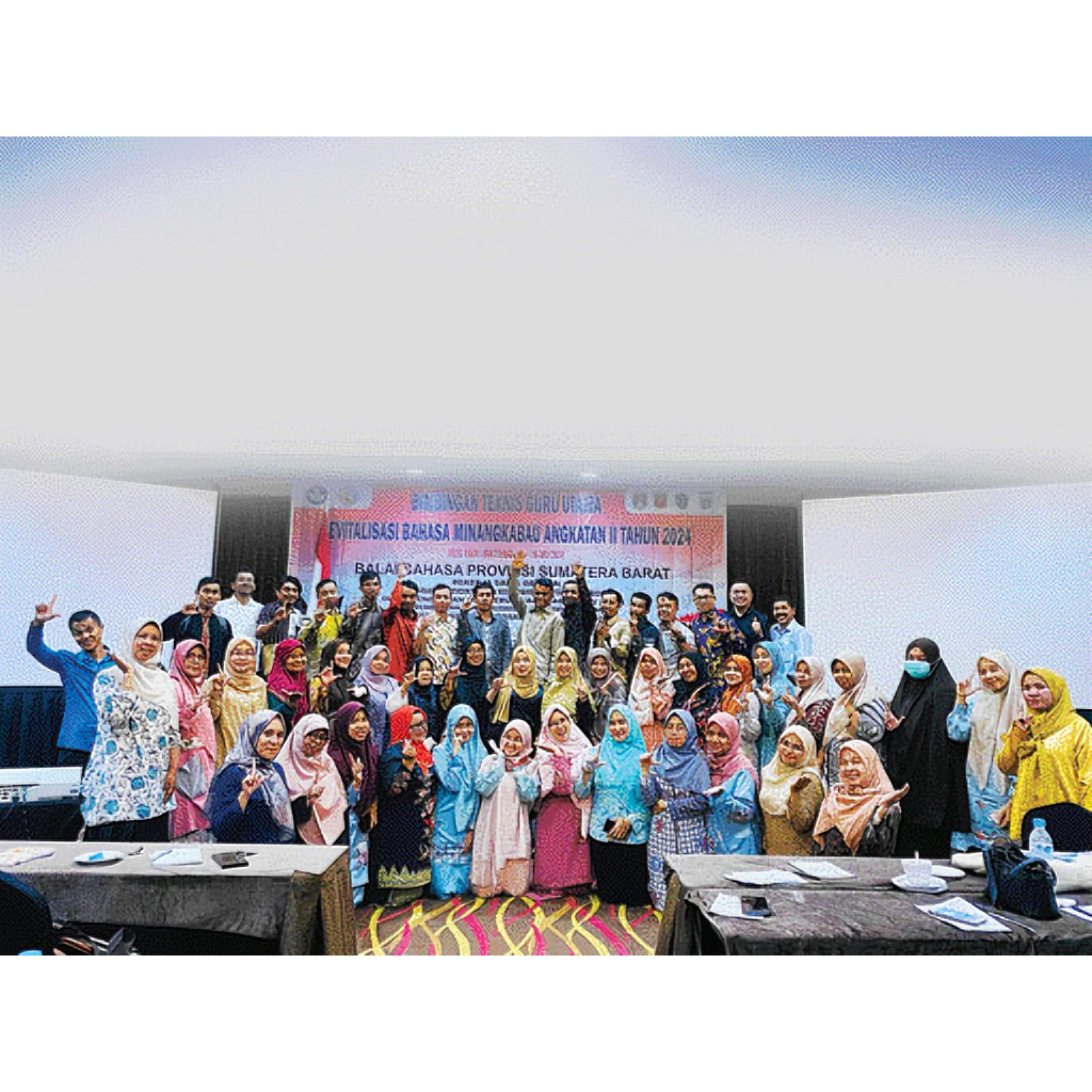 BERSEMANGAT: Para guru yang berasal dari Bukittinggi, Agam, Pasaman dan Pasaman Barat saat mengikuti Bimbingan Teknis Guru Utama Revitalisasi Bahasa Minangkabau Angkatan II tahun 2024.(TIM LAMAN GURU)