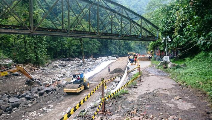 Perbaikan jalan nasional di Lembah Anai, Kabupaten Tanahdatar, yang menghubungkan Kota Padang dan Bukittinggi terus dilakukan siang dan malam.