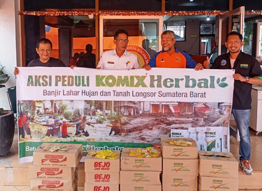 Komix Herbal gelar aksi peduli terhadap korban banjir lahar dingin dan longsor di Sumbar, dengan membagikan 2.700 produk Komix Herbal.