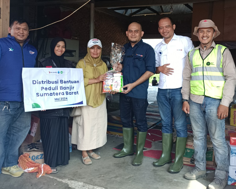 XL Axiata Peduli menyalurkan bantuan untuk korban banjir lahar dingin Gunung Marapi di Kabupaten Agam dan Tanahdatar, Sumatera Barat.