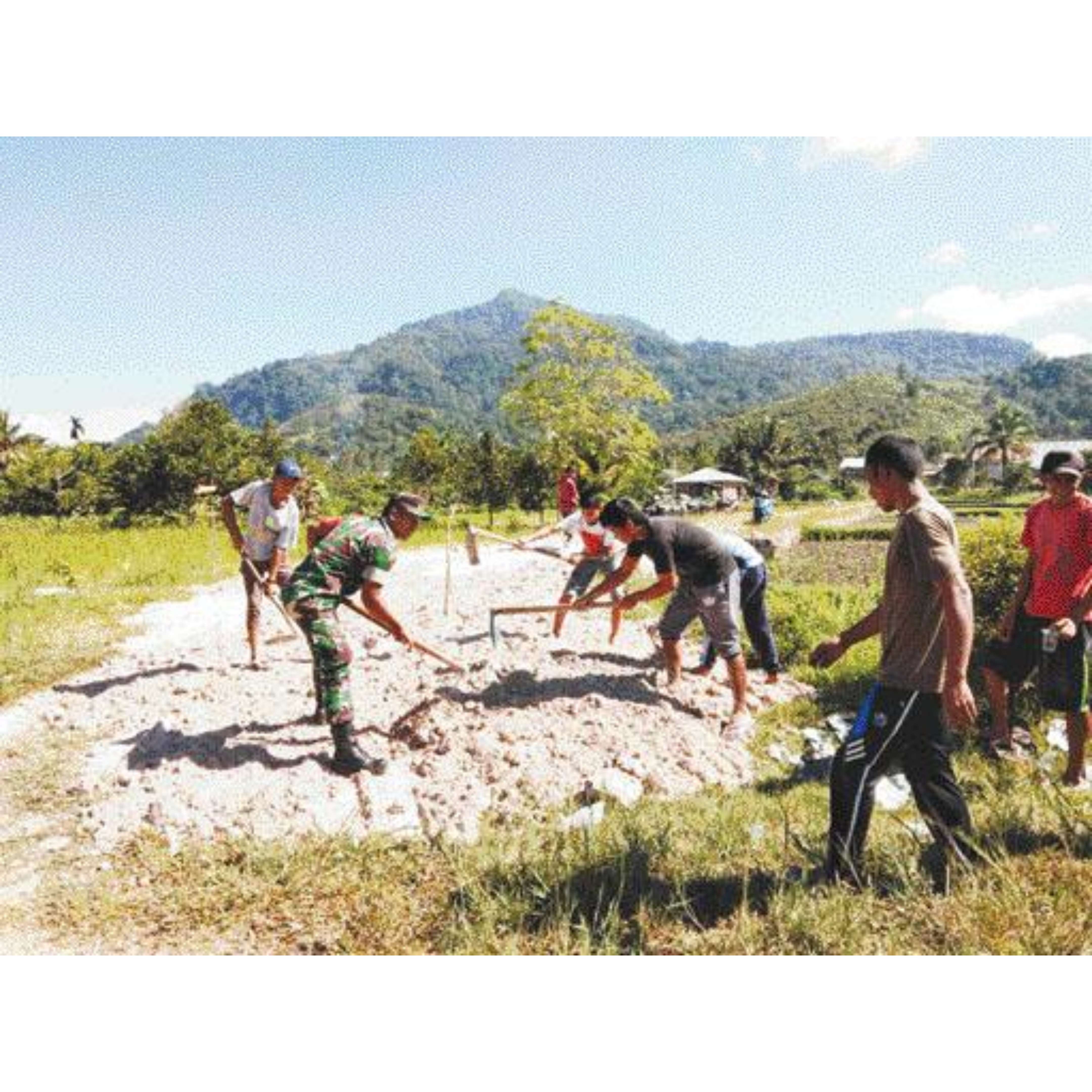 KOMPAK: Babinsa Kodim 0306/50 Kota, Serka Parjana goro bersama warga Nagari Pilubang, Kecamatan Harau, beberapa waktu lalu.(DOKUMEN KODIM UNTUK PADEK)