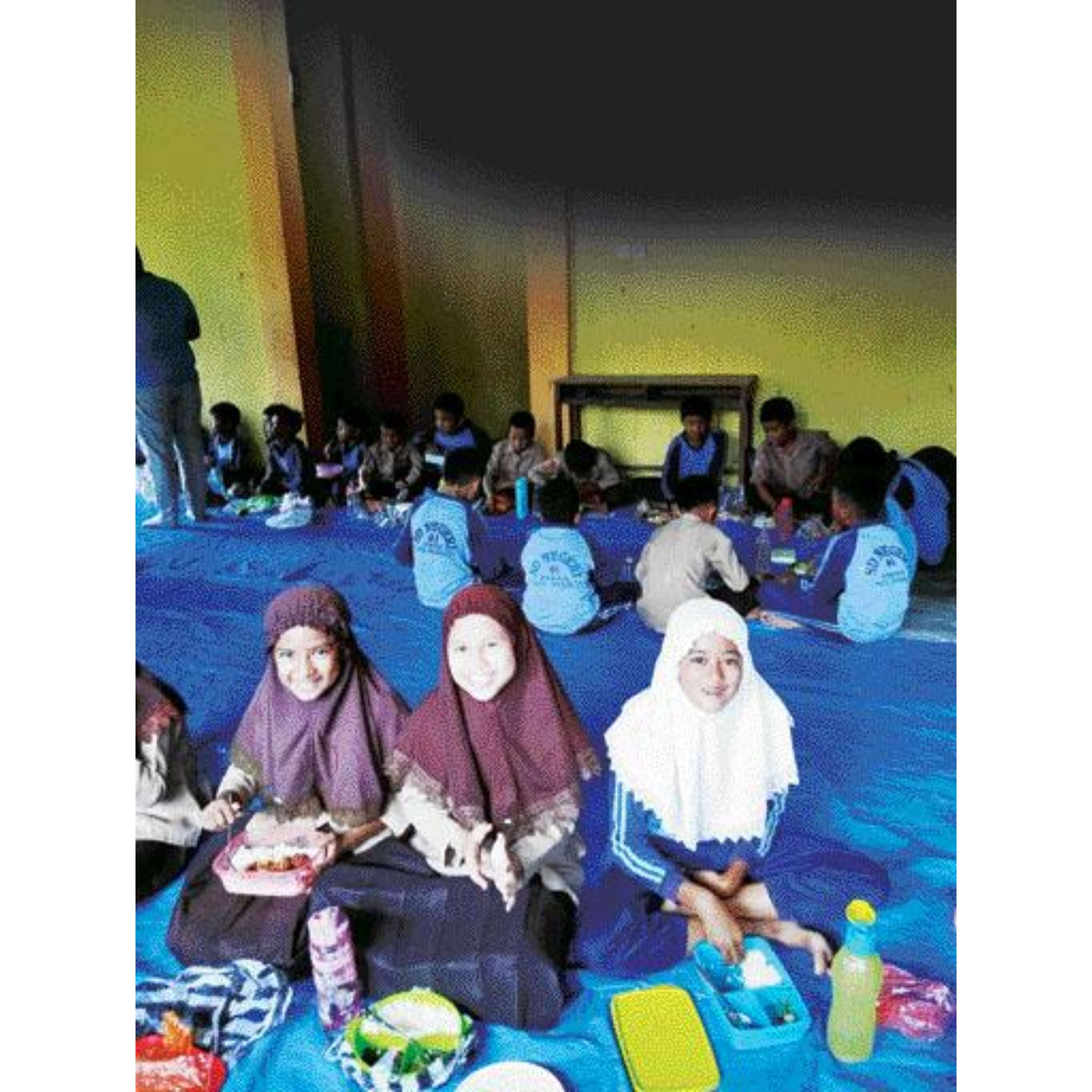 Dekat: Murid UPTD SD Negeri 05 Taram terlihat akrab usai kegiatan halalbihalal yang dilaksanakan di mushala sekolah mereka.(TIM LAMAN GURU)