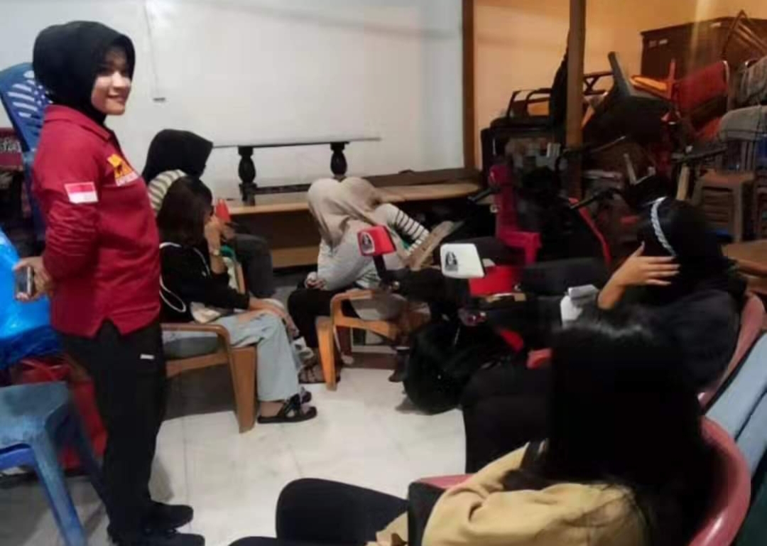 Satpol PP) Kota Padang mengamankan tujuh orang wanita karena nongkrong hingga larut malam. (Foto: Humas Satpol PP)