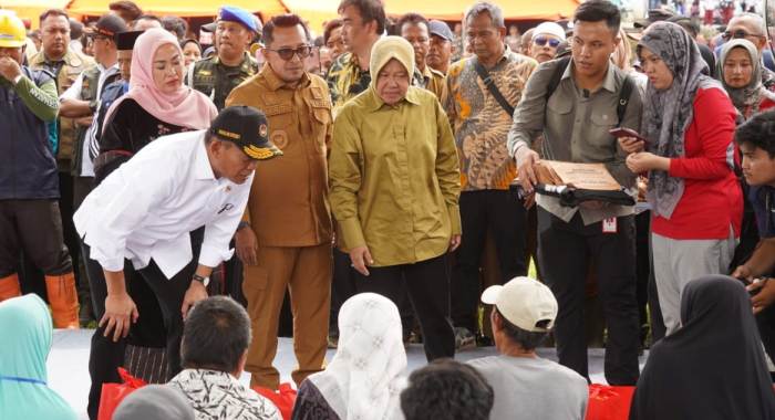 Dikunjungi Menko PMK dan Mensos, masyarakat korban banjir bandang dan longsor terima bantuan.