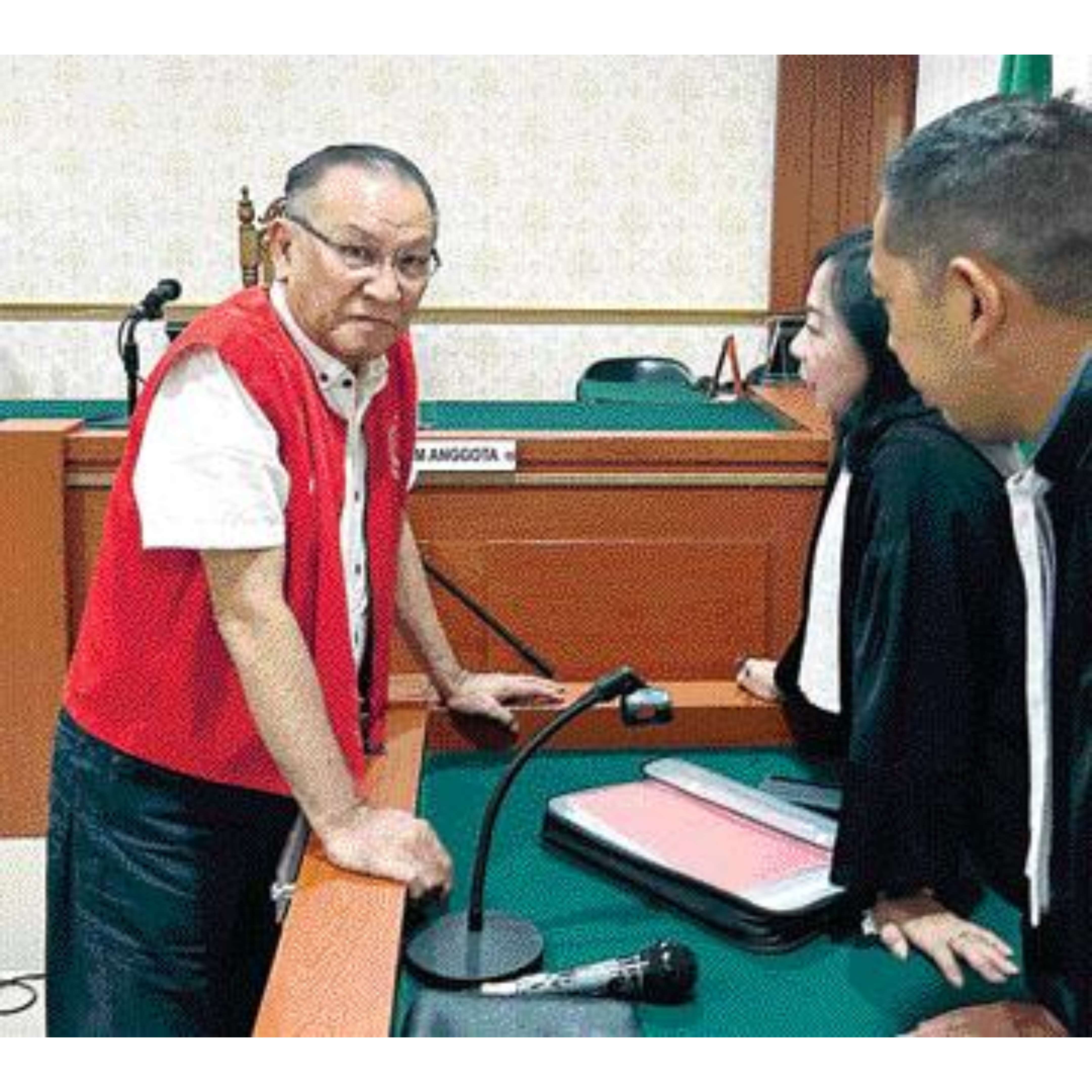 KELUARGA TERLIBAT: Lian Silas (kiri) di PN Banjarmasin. Ayah Fredy Pratama itu divonis 1 tahun 8 bulan dalam kasus TPPU.(RADAR BANJARMASIN/JPG)
